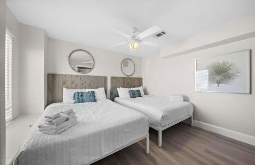 Oceanfront home with pool, large decks, fire pit and private walkover to the beach - Foto 27