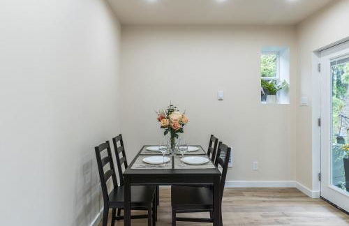 Beautiful place with a great location, free parking, WiFi & large TV. - Foto 11