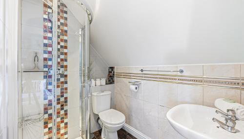 Loughton House - Central Location - Driveway Parking, Self-Check-In, Garden, Super-Fast Wifi and Smart TVs by Yoko Property - Foto 5
