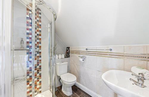 Loughton House - Central Location - Driveway Parking, Self-Check-In, Garden, Super-Fast Wifi and Smart TVs by Yoko Property - Foto 5