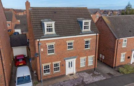 Spacious 5-Bed Detached House, Sleeps 10, Parking - Photo 5