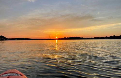 Steps to Lake! Charming Cabin Pool Access and Decks - Foto 45