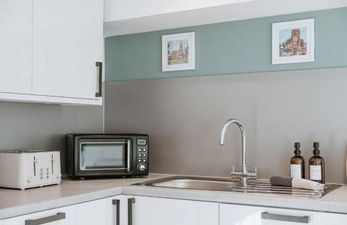 2 Bed Apartment Overlooking the Square Step Out to Shops & Dining - Foto 13