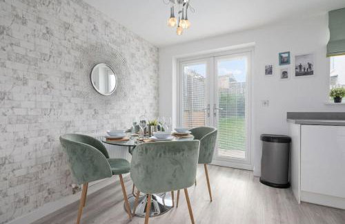 3BDR House By Vista Stays Short Lets & Serviced Accommodation Glasgow Scotland With Driveway Parking and PS4 - Foto 7