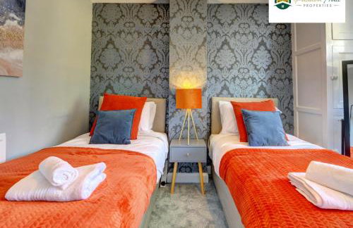 4 Bedroom House - Sleeps 7, Near Coventry Airport, City Centre, Free Wi-Fi with Driveway Parking & Garden, Full Kitchen - AHC - Photo 23