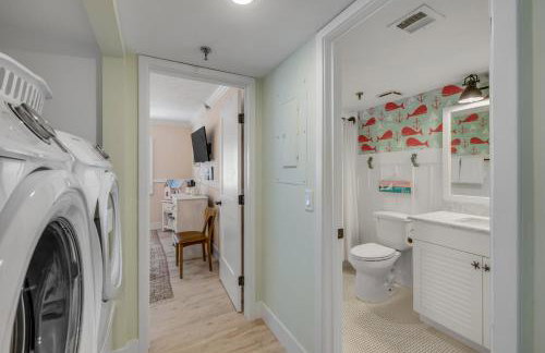 New dog-friendly Listing! Updated direct oceanfront with spacious balcony and heated pool - Foto 35