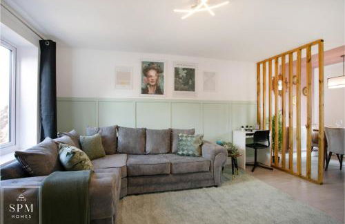 Large 4 Bed House - Long Stays Welcome - Smart TVs in Each Bedroom - Parking - Wifi - Foto 10