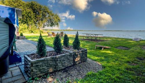 The Jackson Cottage on Grass Lake Waterfront 2 1 Nautical Cottage with Hot Tub Firepit & Year-Round Fun - Foto 2