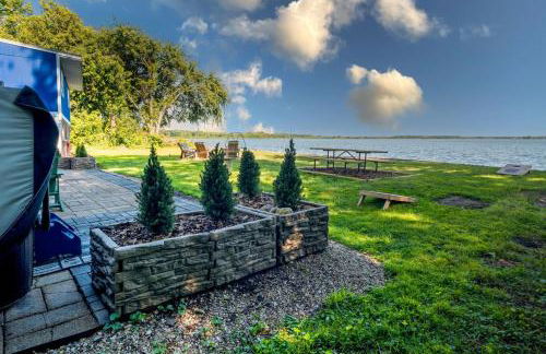 The Jackson Cottage on Grass Lake Waterfront 2 1 Nautical Cottage with Hot Tub Firepit & Year-Round Fun - Foto 2