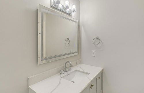 Marina and Pool Roomy Golf-View Home in Southport - Foto 27