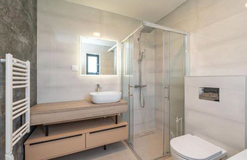 Green & Blue Five Bedroom Villa with Private Pool and Complete Privacy - Photo 21