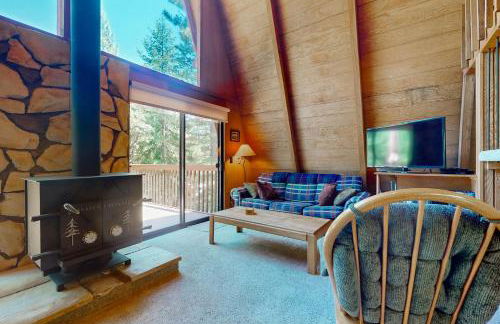 Sierra Nevada Hideaway Cabin with Deck, Mtn Views - Foto 4