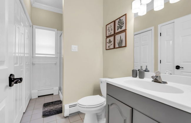 Family Retreat With Autumn Views and Fireplace - Photo 28