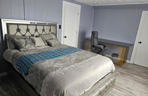 Cozy Roomy family sized apartment on major bus route close to all - Foto 10