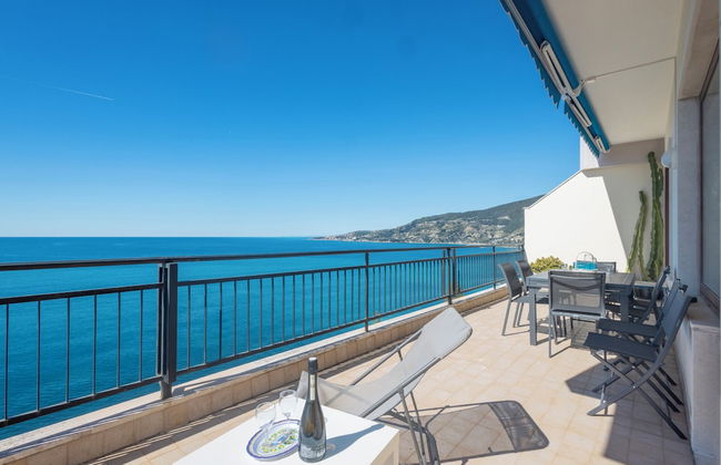 Sky & Sea Apartment by Wonderful Italy - Photo 40