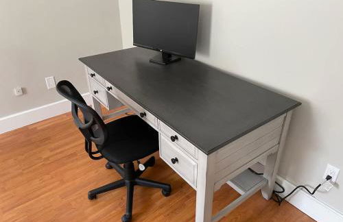 Tufts 3-Bed 2-Office Home with Laundry - Foto 14