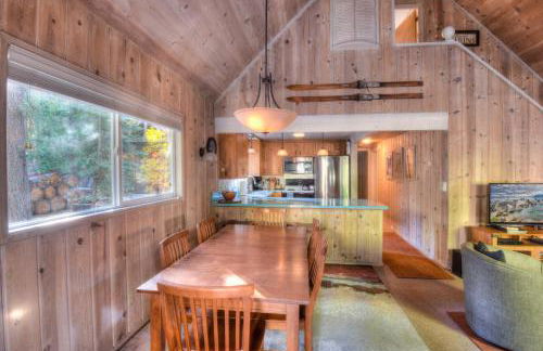 Woodland Chalet - 2 miles from Beach Access - Foto 13