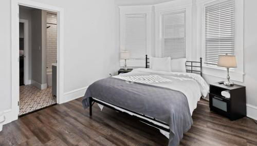 Modern 4BR 2BA Apt Steps to the Beach Open Living - Foto 3