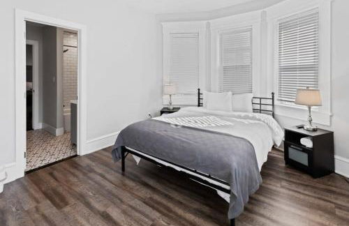 Modern 4BR 2BA Apt Steps to the Beach Open Living - Foto 3