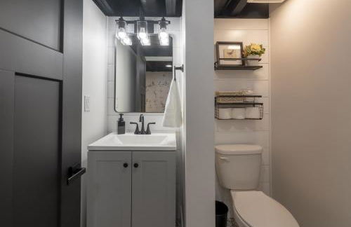 Modern 2BR Cabin w Hot Tub Near Wine Trail - Photo 27