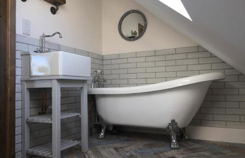 Deer Den timber clad cabin with hot tub, up private lane - Photo 11