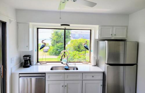 Waterfront Salt Pond House, water view and dock - Foto 10