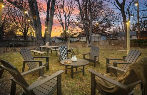 Urban Oasis Cozy Home Near Downtown with Game Room and Firepit - Foto 11