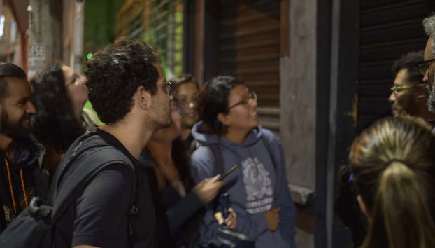 Atendiendo a las explicaciones del guía