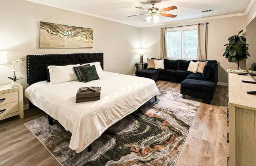 King Bed! Soaking tub! Fenced Yard w Screen Patio - Foto 5