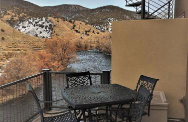 Riverfront condo with balcony, king bed STR#267 - Photo 1