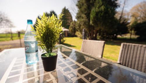 Wohlfühloase - Moderne Ferienwohnung mit großem eingezäuntem Garten in Alleinlage an Feld & Wald, Natur pur trifft auf Komfort, Wellness und gute Erholung - Foto 3, Garden, Garden view