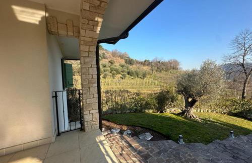 Welc-ōM Luxury Hillside Retreat - Photo 13