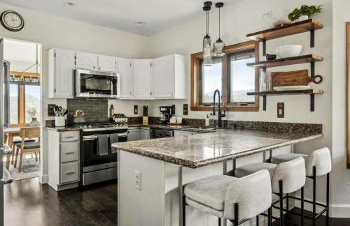 Hot Tub - Scenic Views - Spacious Deck - Game Room - Foto 16