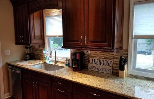 Chain O Lakes Nautical 4Bed 3Bath Waterfront with Bonus Room, Large Deck and Hot Tub - Foto 39