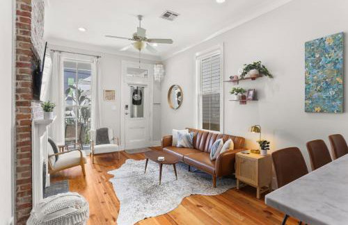 Upscale 3 Bed 2 Bath Private Home in Uptown New Orleans! Close to Magazine Street, Universities, & French Quarter - Photo 18