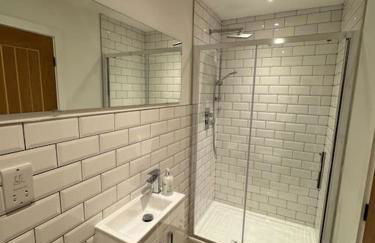 The Hayloft, Modern 4 Bed, 8 person, Barn Conversion in a Rural Location with Great Access & Hot Tub - Foto 22