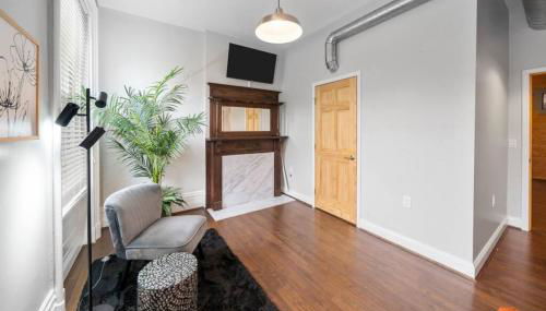 City Escape 2BR Steps to TQL near OTR and Downtown - Foto 2