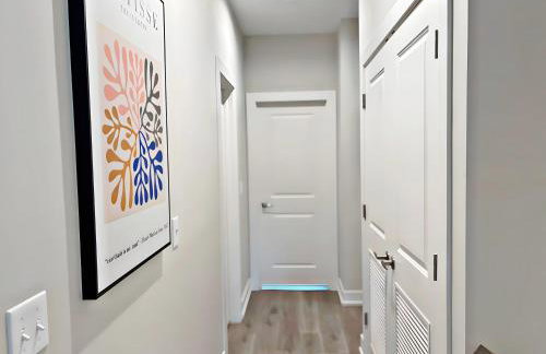 Modern 4BR Townhouse with Parking & Lake Views - WVille rep 4 - Foto 46