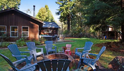 Tree-lined Home with Hot Tub Firepit & Large Yard - Foto 3