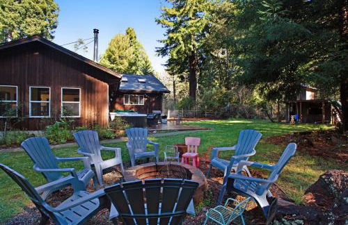 Tree-lined Home with Hot Tub Firepit & Large Yard - Photo 3