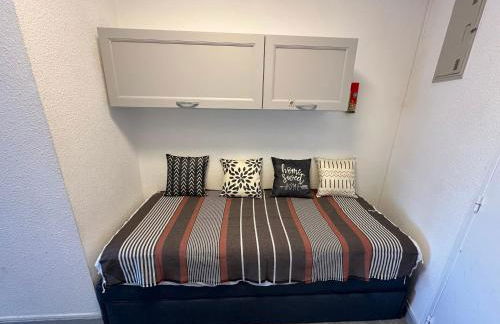 Studio vue port, parking privé, terrasse, clim - Photo 16