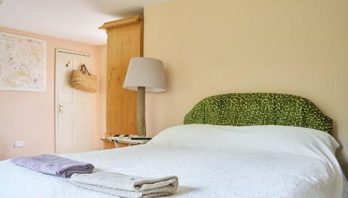 Holiday Let or B&B in Child Okeford, United Kingdom - Foto 2, towels, wardrobe