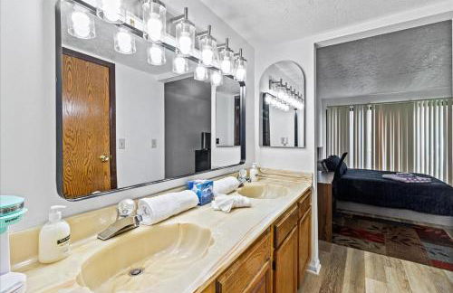 3BR Townhouse with Free Parking Near Downtown Ohio - Foto 15