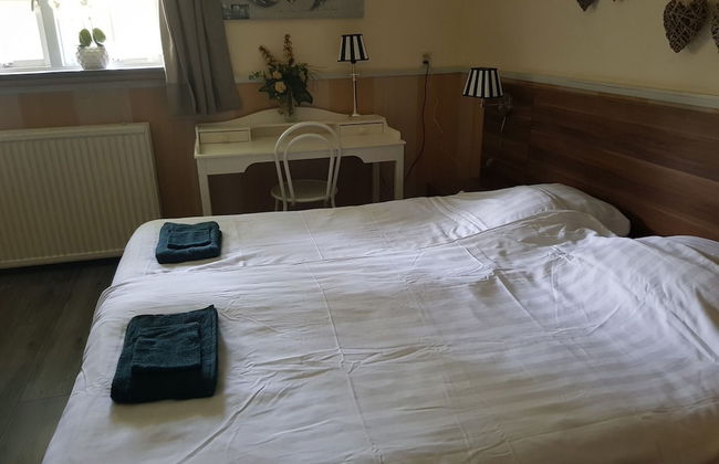 Group Home in Giethoorn With Waterside Terrace - Photo 4