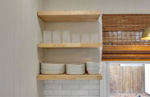 Coastal 3BD Bungalow One Block from Scenic Walkway - Foto 11