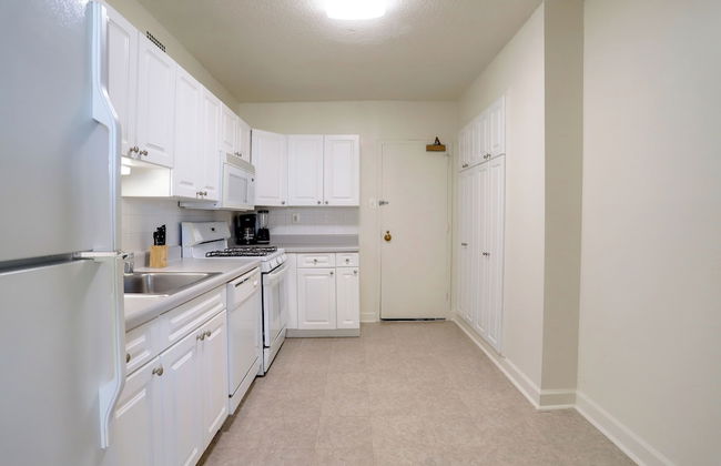 Elegant Apartments Near the Pentagon - Photo 59