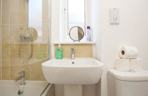 Homington House By N And N Stays, Perfect for Contractors and Workers, Private off road Parking for 2 vehicles, Fast Wifi - Foto 36