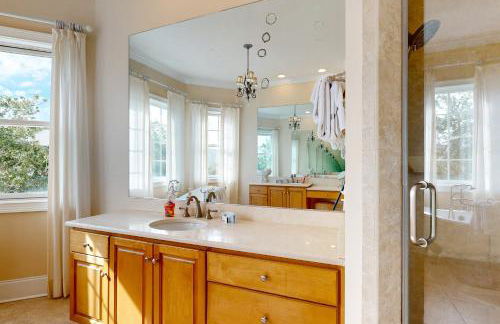 Luxury cottage with pools & multiple decks, 1/2 block to beach - Foto 25