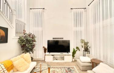 NEW 4-bed 4-bath Stylish House with Mountain View and 2 garages - Foto 1