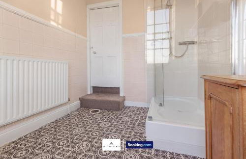 Spacestation Four 4 Bedroom Serviced Apartment By AltoLuxoExperience Short Lets & Serviced Accommodation With Free Wifi - Foto 18